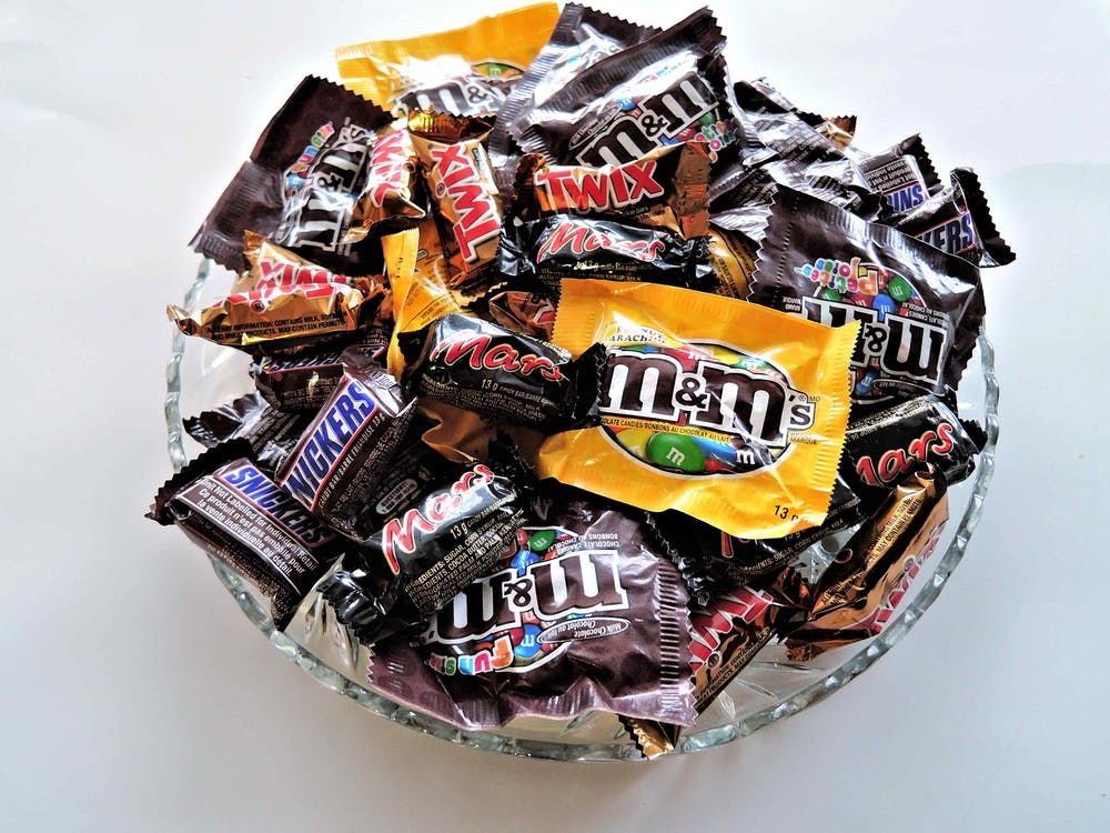 halloween-candy-chocolates-nuts-sweet.jpg.d6d7f1ffc169a3e8863d665fa7193aaf.jpg